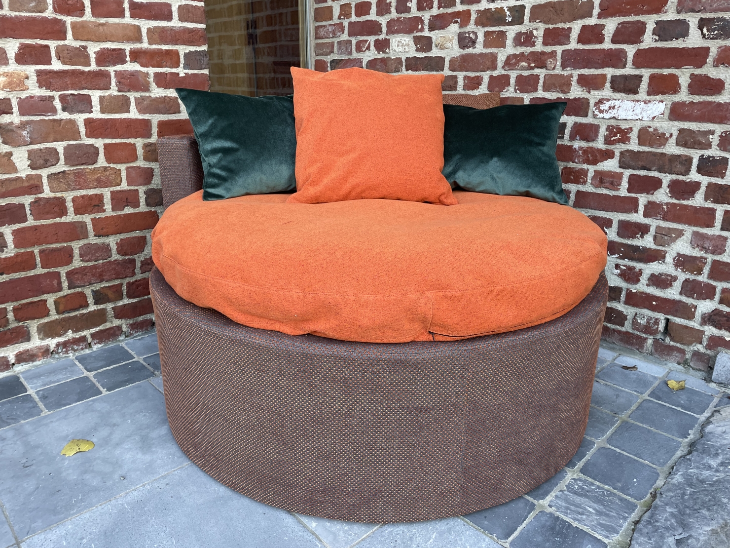 Brahm poef met oranje polka dots