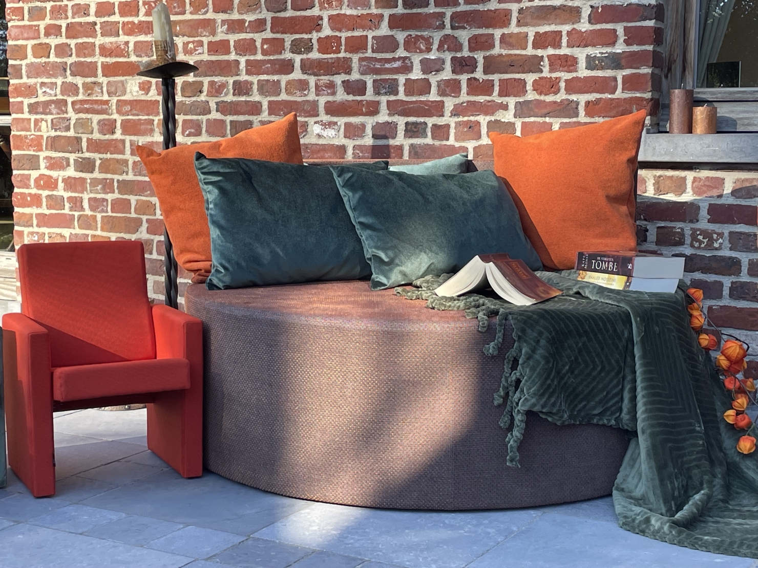 Brahm poef met oranje polka dots